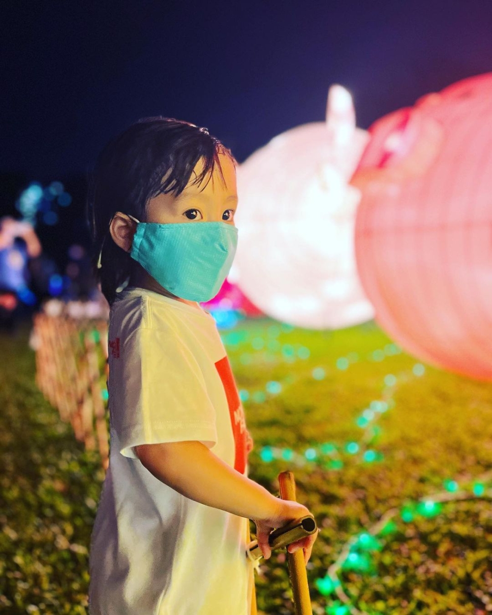 晚飯過後，不少市民都會外出賞月，楊茜堯一家都不例外，到大埔海濱公園玩燈籠。