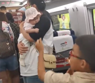 男孩暖心舉動被拍下放到網絡上，網民紛紛稱讚男孩聰明、有愛心。