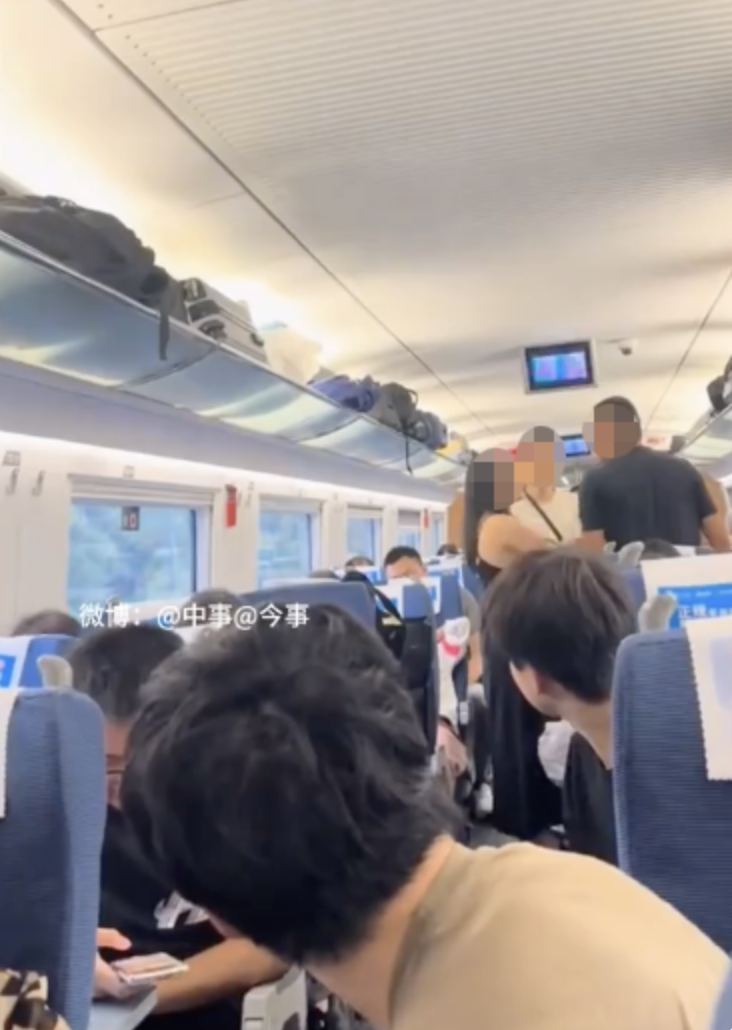 一名女子因鄰座不到2歲的孩子哭鬧，感到煩躁，與家長爆發爭執。