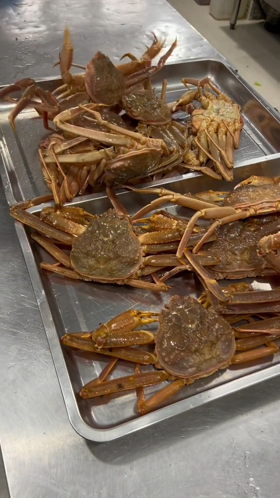 園方給孩子們準備了生蠔、鰻魚及大螃蟹等山珍海味。