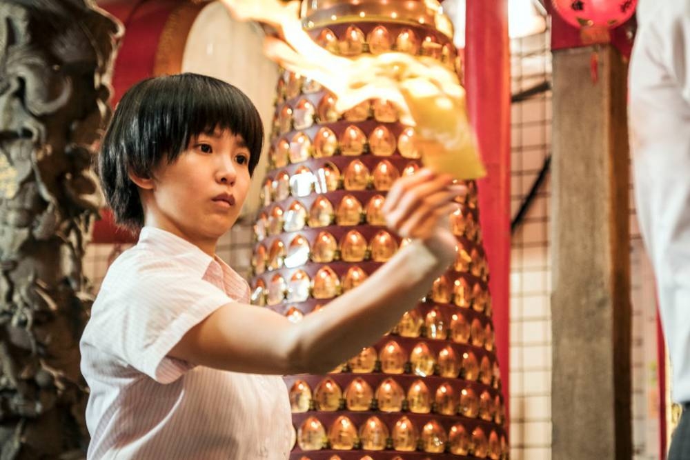 一名迷信母親代替身為「聖母乩身」的女兒搵工。