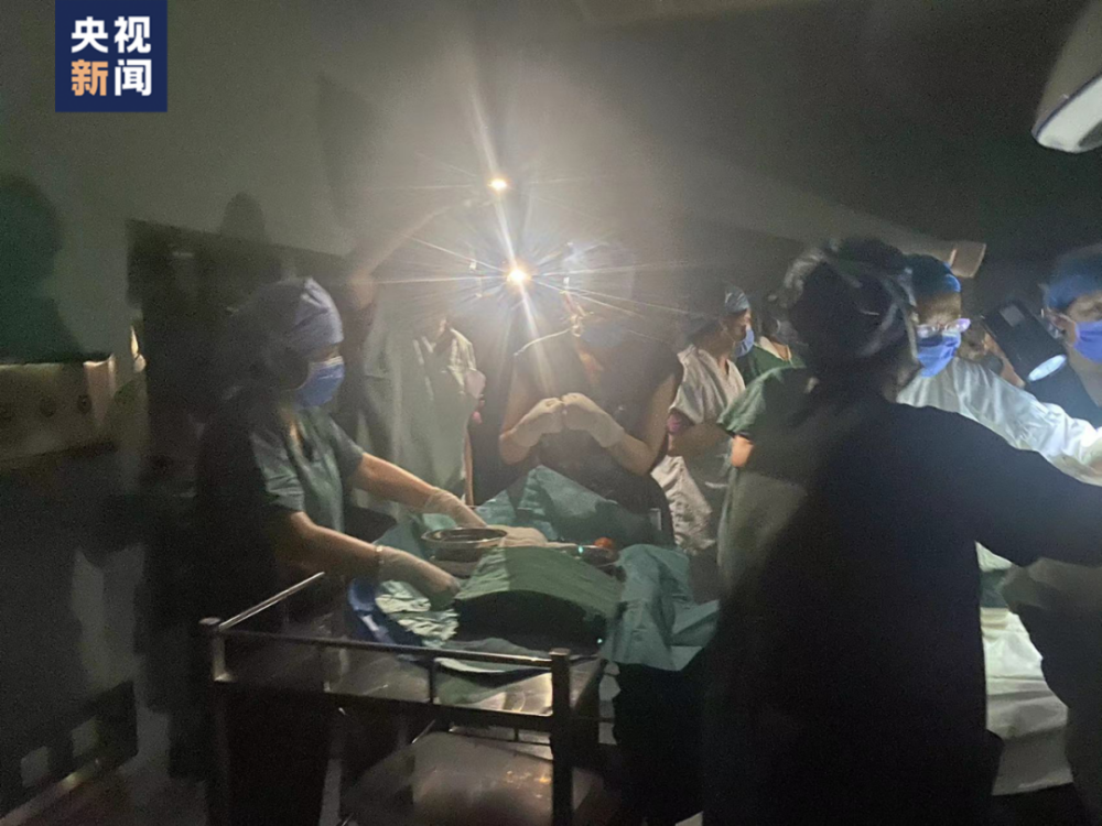 醫護人員緊急調派照明設施，為產婦接生。