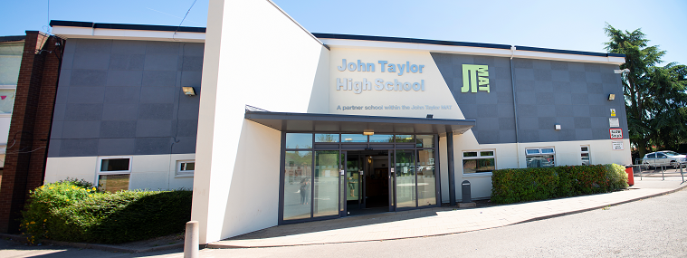 英國一間高中人為失誤向家長及學生公開全校考生的個人資訊及成績。