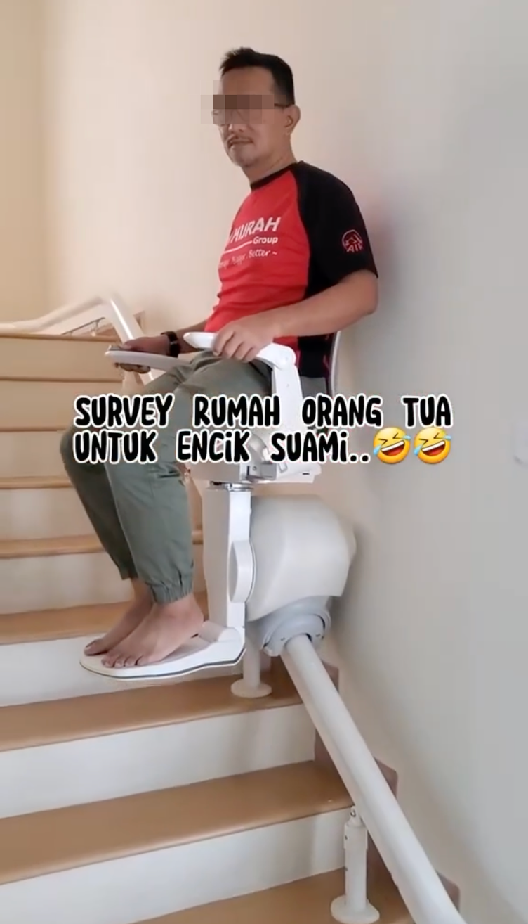 女子和丈夫試用安老院內的升降椅設施。