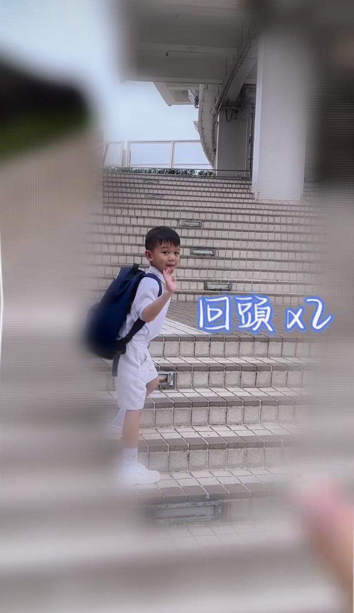 兒子三步一回頭，非常不捨。