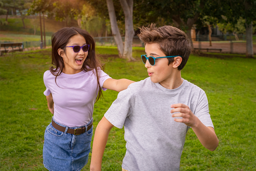 綜合多項研究顯示,戶外活動有助預防及減慢近視加深,每天宜進行最少2小時的戶外活動。