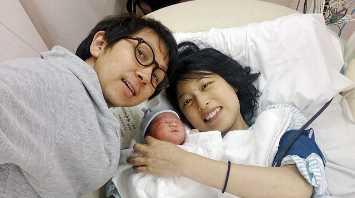 盛田的細仔出生時的照片。