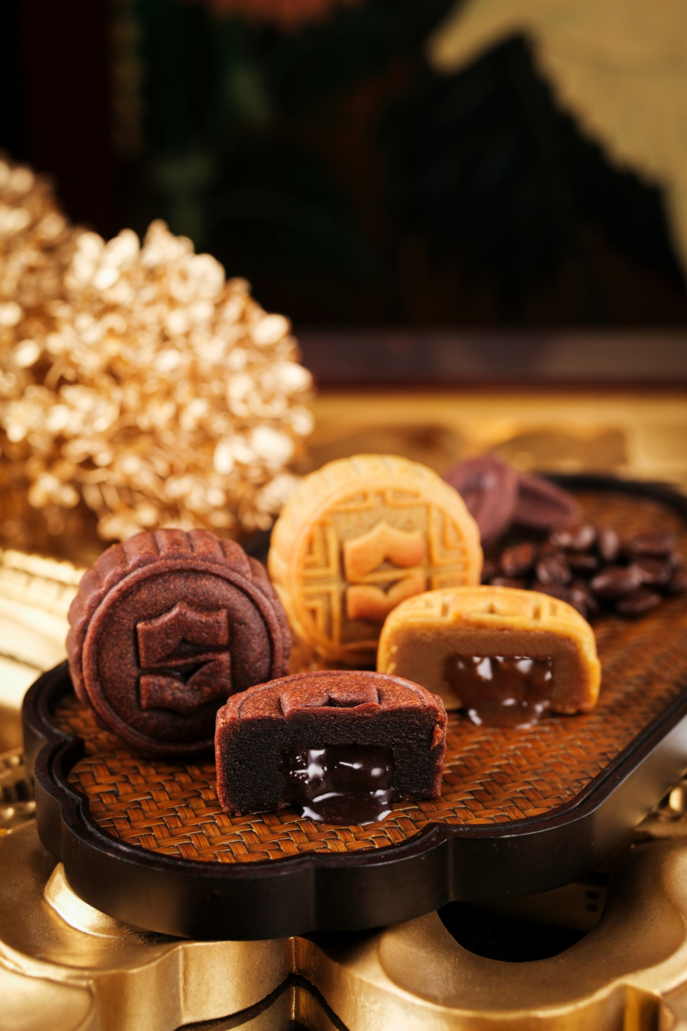 港島香格里拉推出「夏宮朱古力及咖啡流心月餅二重奏」。