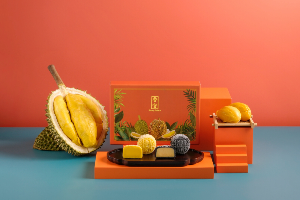 九龍香格里拉其中一款中秋新品「香宮榴槤冰皮月餅二重奏」。