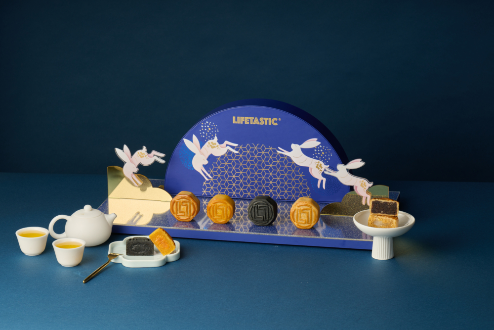 LIFETASTIC 今年推出「共聚・嚐悅」月餅禮盒，含陳皮紅豆、 金絲蛋黃、奶黃及黑芝麻流沙共四款傳統又味。