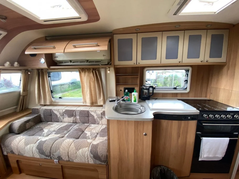 露營車內可供煮食。