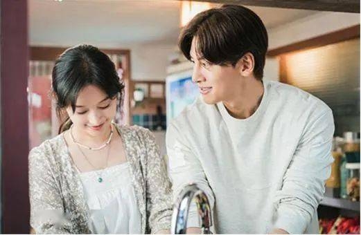 兩夫婦決定辦一場小型婚禮，以儲錢買樓。