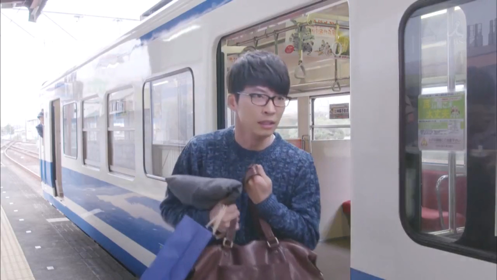 一位人夫「一直催孕婦在手扶梯上行走」，似乎很擔心錯過尾班車。