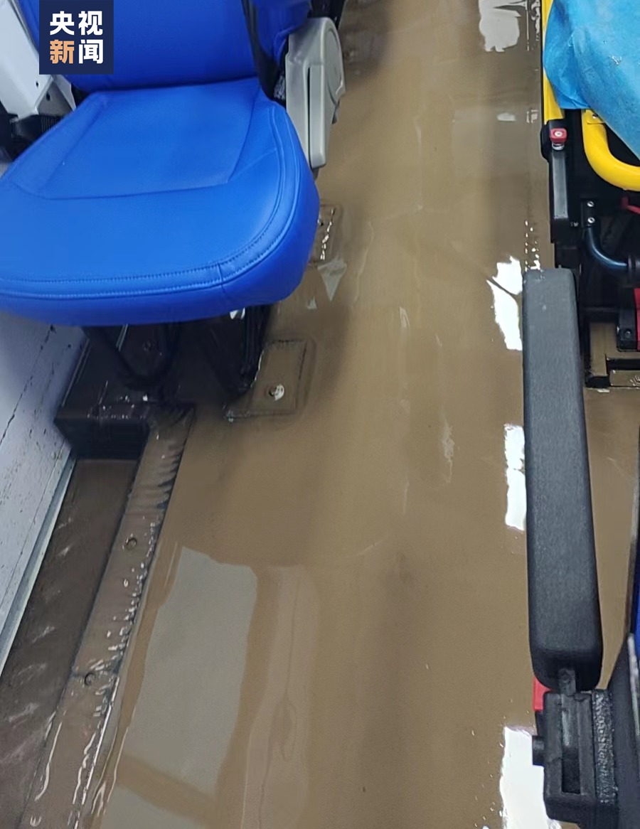 救護車也被洪水淹沒。