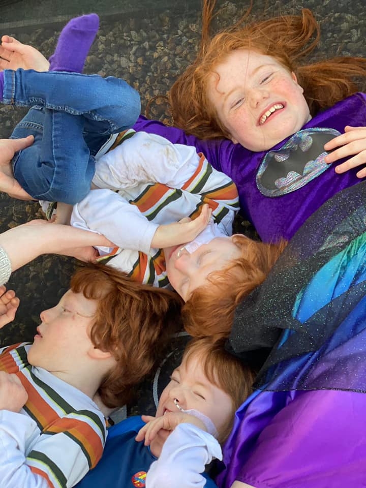 即使三兄弟確診腦癱,夫妻也沒有放棄,積極幫助他們康復治療。