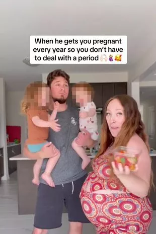 懷孕的Chantel一邊吃糖果，一邊餵她的丈夫糖果，並撫摸自己的肚子。