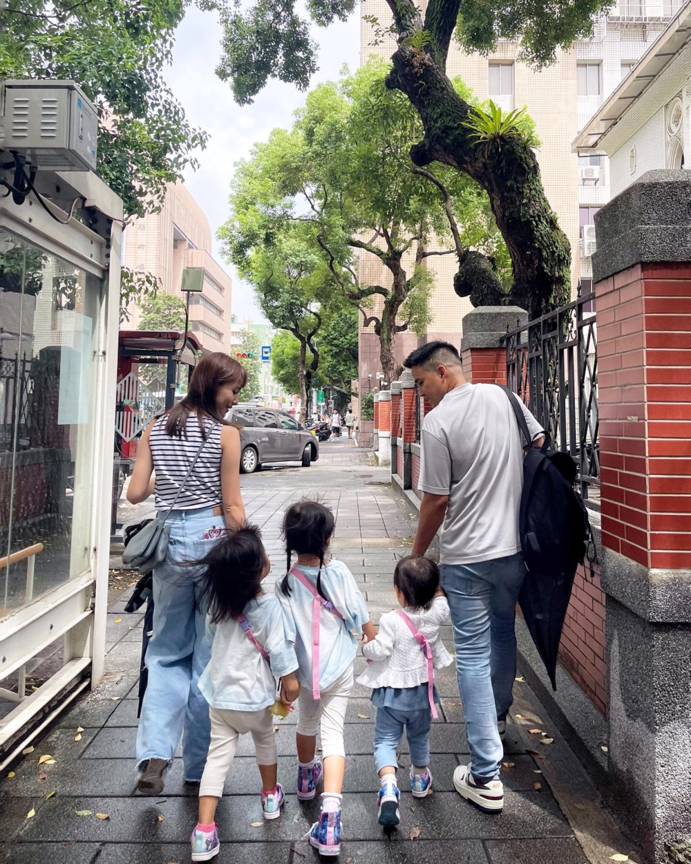 陳嘉寶透露老公非常顧家。出遊時一人照顧小孩及老人都不是問題。