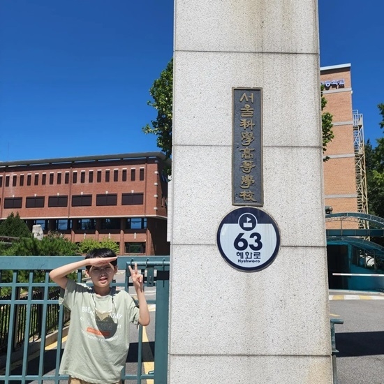 白父提到，白江賢在學校被當作透明人般無視，分組作業也無法參與，更有學生以網路上的惡意中傷留言取笑他。