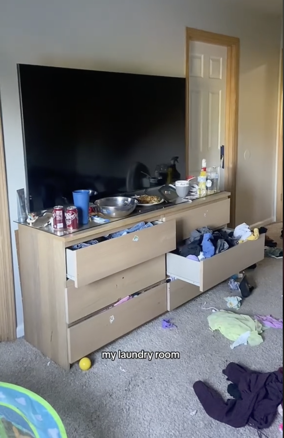 因為女兒經常使用客廳,所以這裡也成為最多雜物的地方。