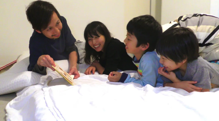 盛田與妙子育有兩個兒子，分別是9歲和6歲。