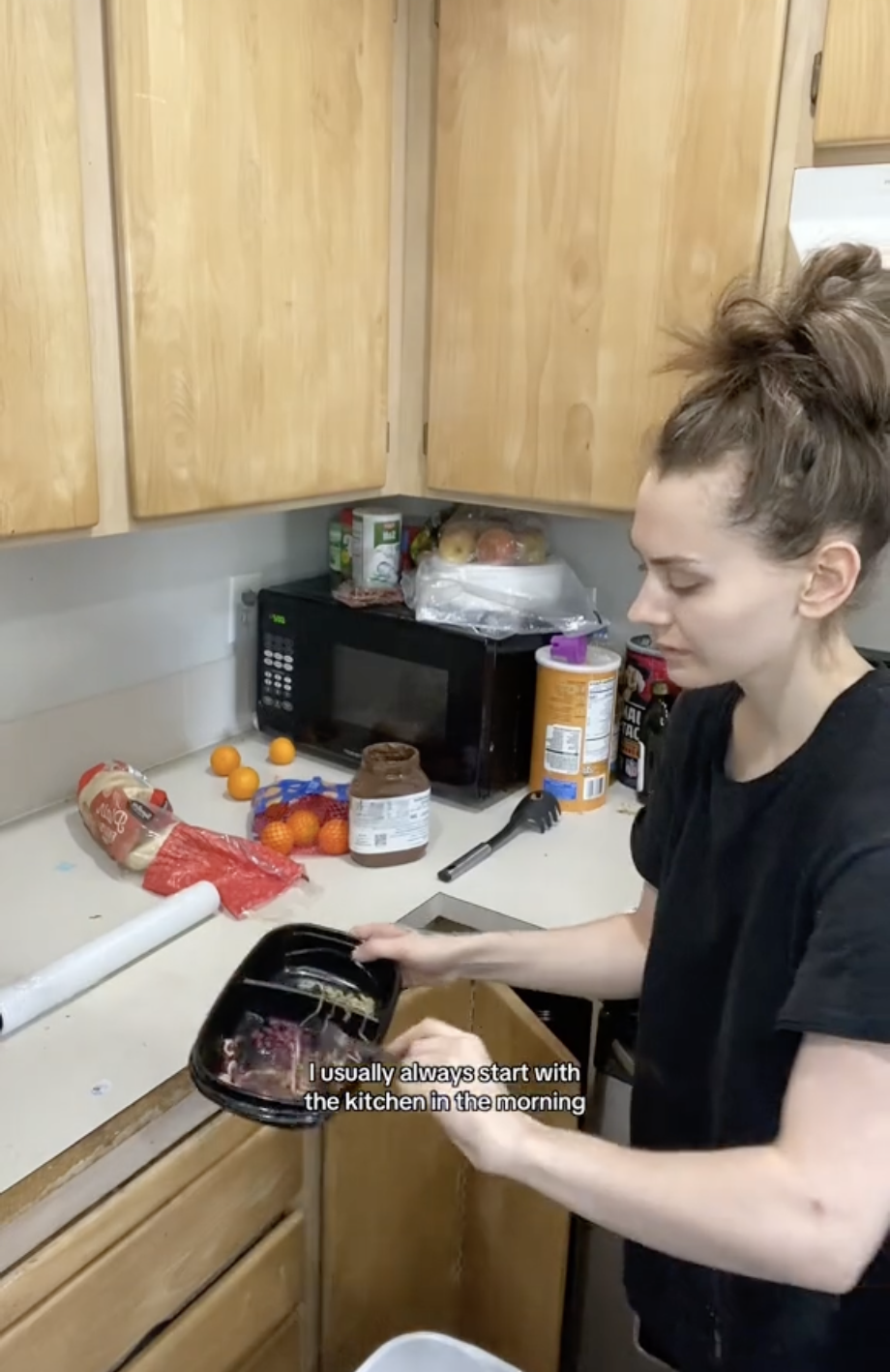 Amanda每天會從收拾廚房開始。