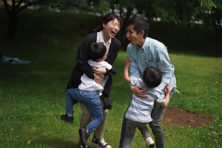 盛田與妙子通過盛田73歲父親捐精，成功誕下兩個兒子。