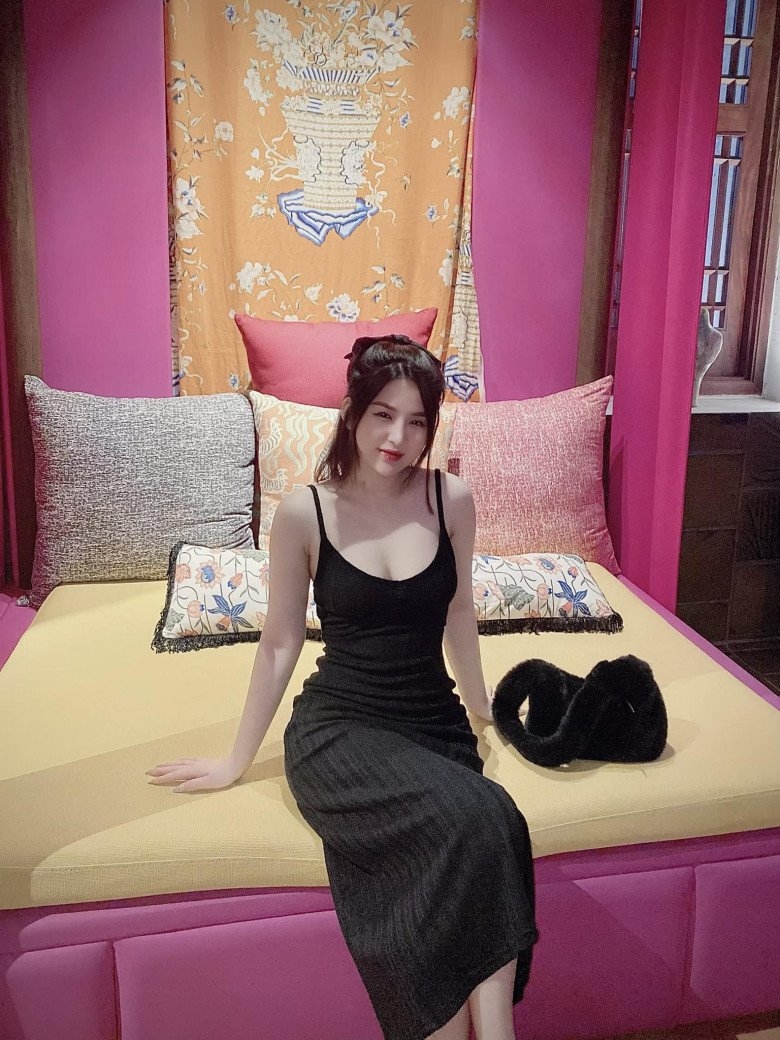 黎氏雅發現，她與明芳非常投契，飯桌上兩人不會馬上吃飯，只聊化妝品。