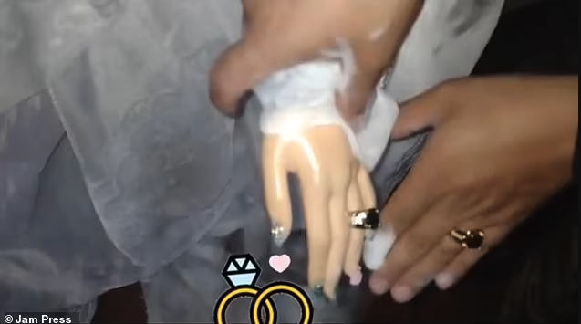 Cristian在婚禮上與Natalia交換戒指。