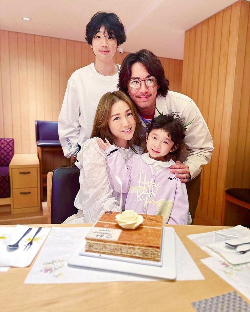 謝安琪和張繼聰育有一對兒女，成為模範夫妻。