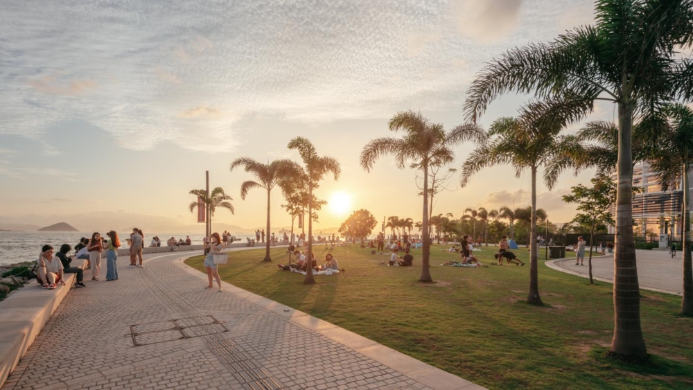 西九海濱長廊有休憩草地也有單車徑等，無論是野餐還是讓小朋友奔跑放電都沒問題！