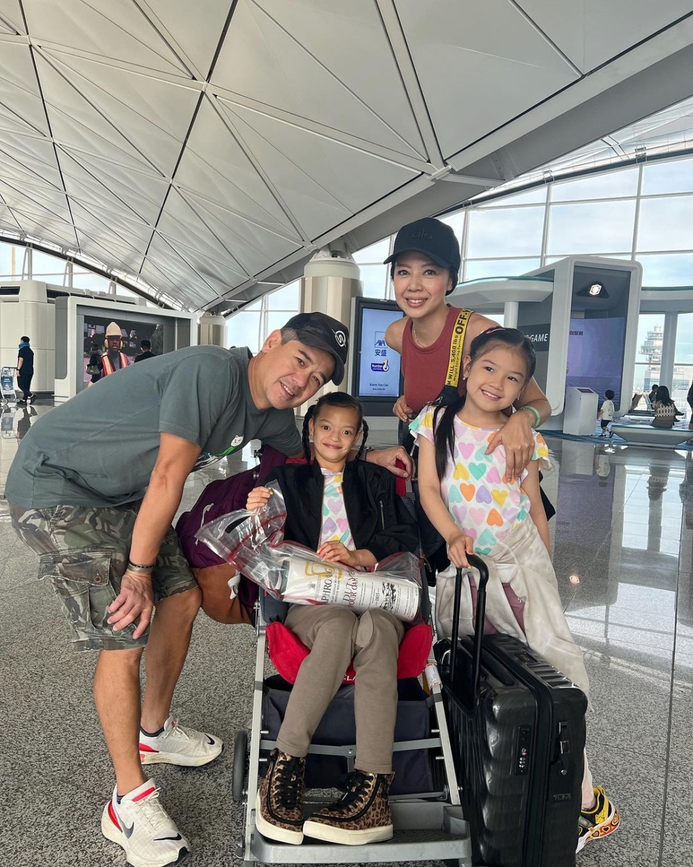 鍾麗淇首次帶12歲大女出國旅行，這也是一家四口第一次旅行。