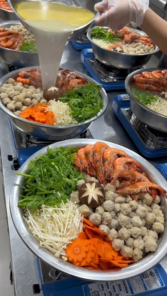 園方煮盤菜給小朋友。