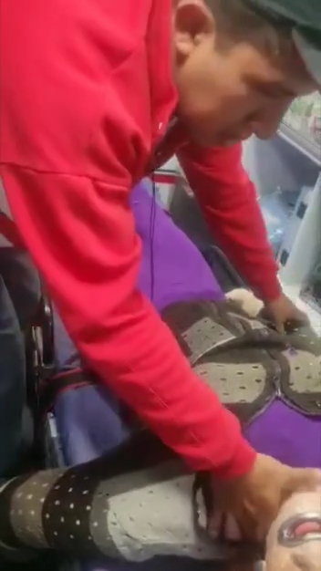 Natalia被抬到救護車擔架上,救護人員為Natalia安上救護裝備。