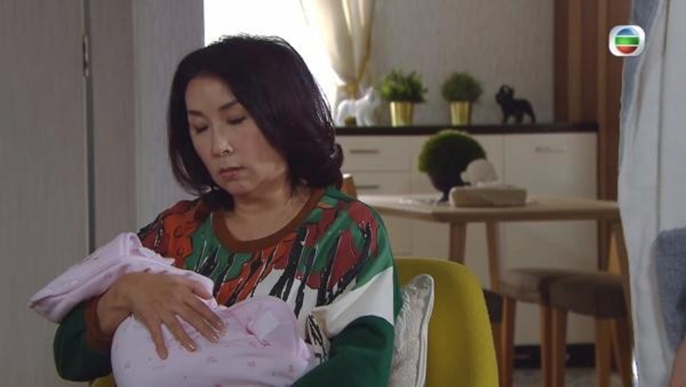 事主在留言區提到，兒子小時候給他買的衣服都是粉藍色，奶奶「也說什麼小嬰兒要穿白色才好看」。