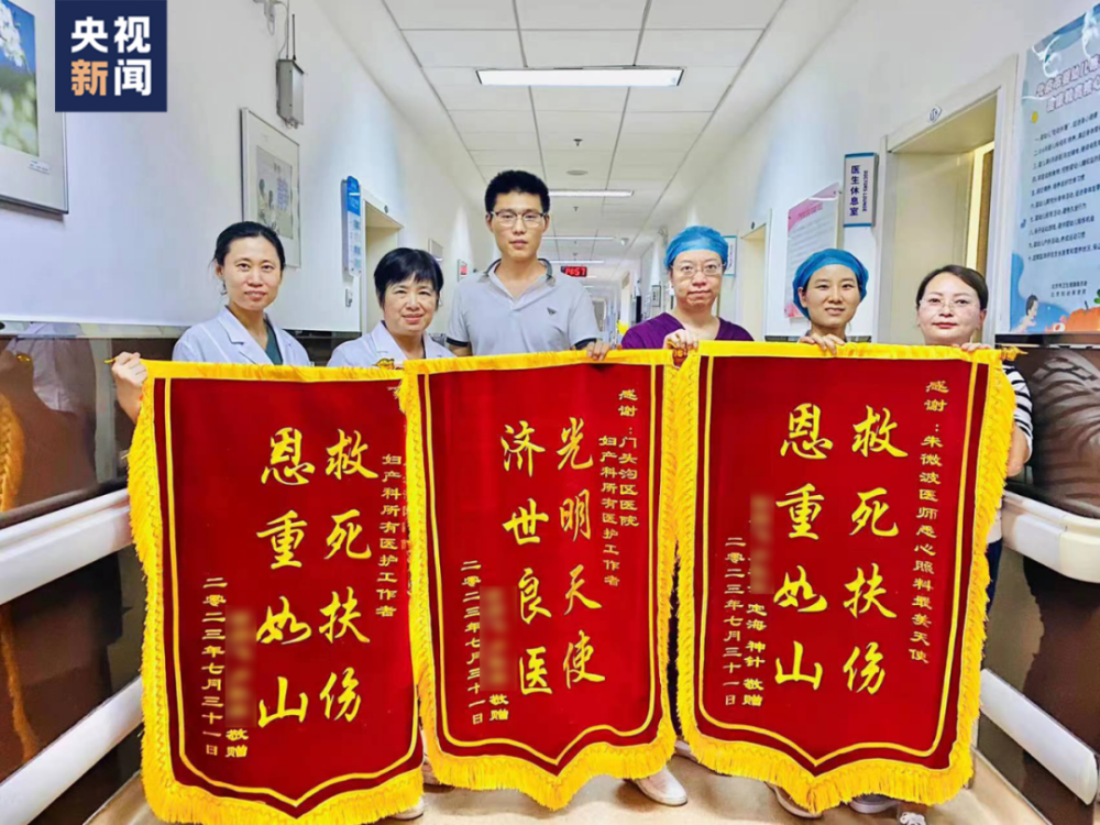 王先生給醫院送上錦旗，感謝救命之恩。