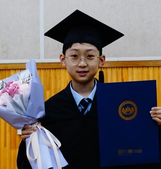 白江賢今年3月便考上高中，但在讀了一個學期後便宣布退學。