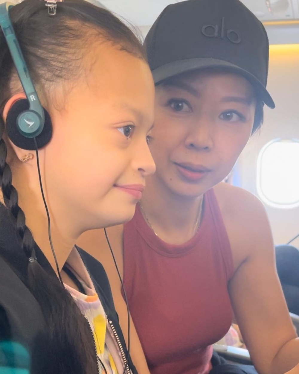 鍾麗淇需要配合Isabella的用藥及休息時間，找到一家人最佳的飛行時間。