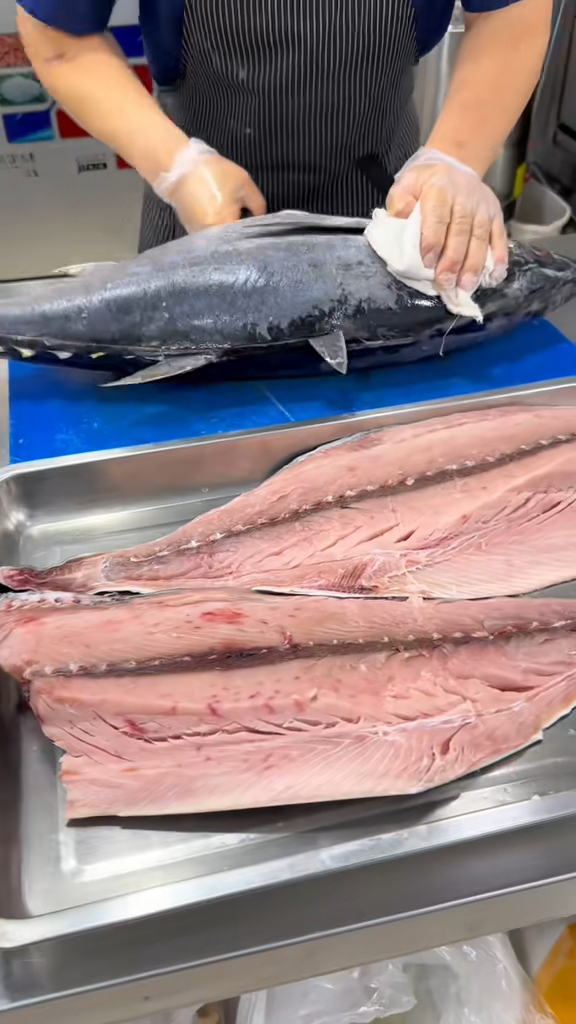 廚師用的都是活海鮮，並會親自宰魚。