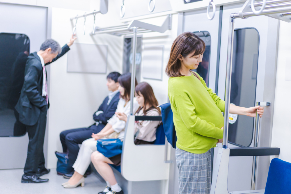 有網民看到懷孕媽媽與其先生在晚上趕車。