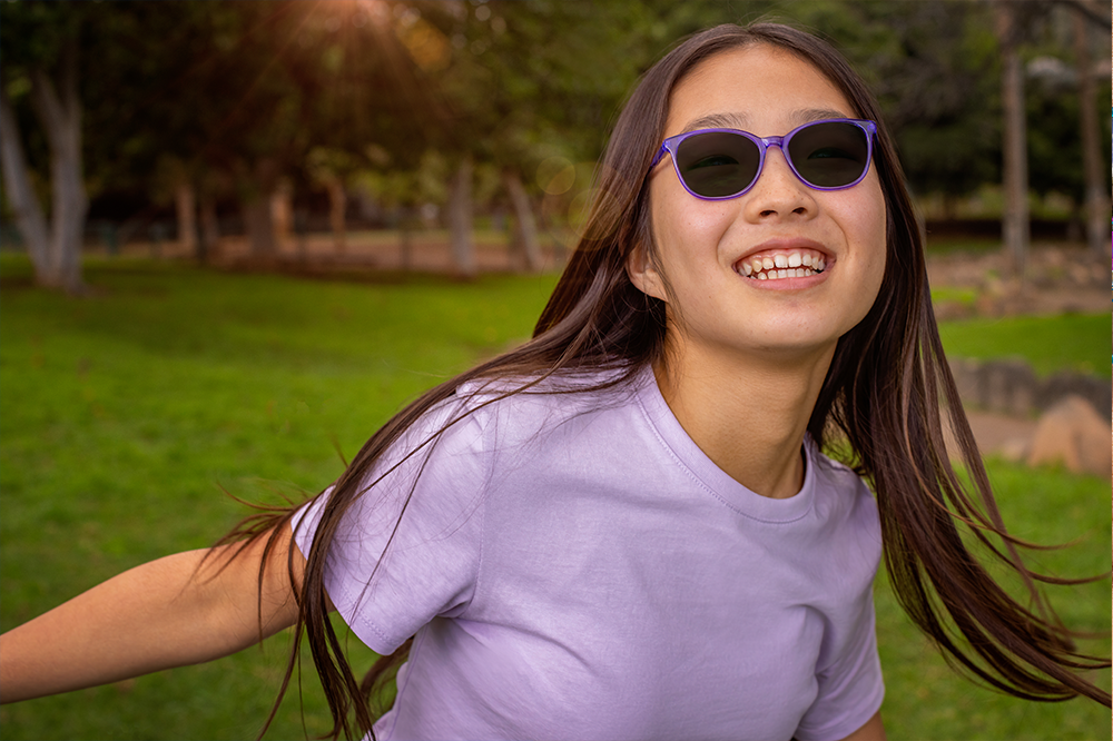 「MiYOSMART Sunbird新樂學偏光鏡片」適合長時間於戶外及各類水上活動使用,有助濾去強烈刺眼反射眩光,戶外活動視野更清晰,色彩更鮮艷。