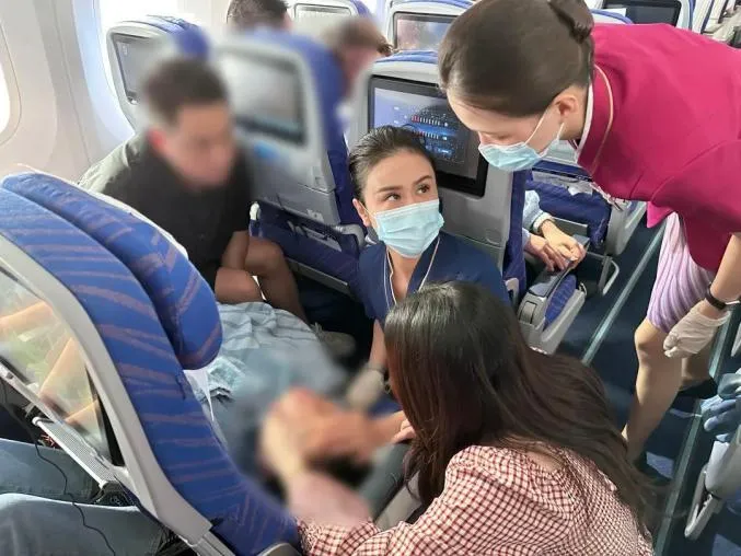 廣州一名男童上機後出現抽搐、口吐白沫症狀。