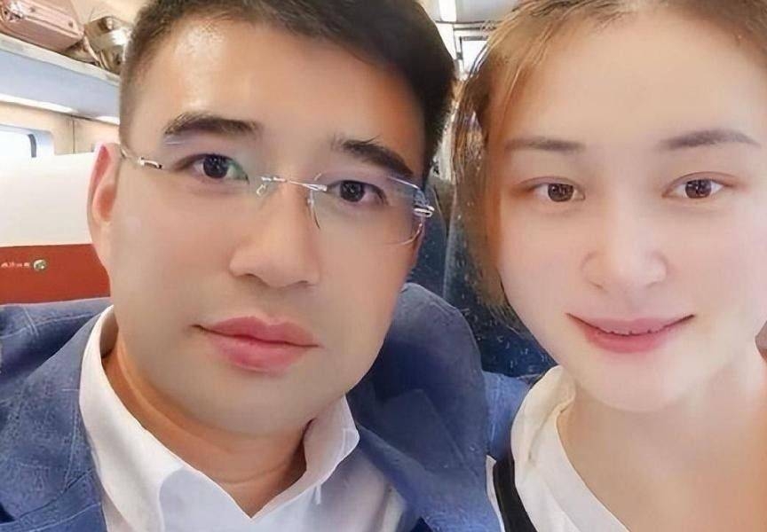 爸爸趙萬龍高中第一次見到田東霞便對她一見鍾情，於是向對方表白。