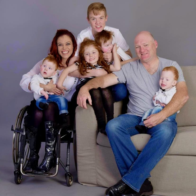 Chantel Emery和丈夫及5名孩子。