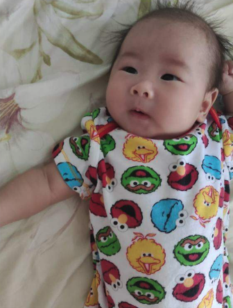 父母指，BB出世時注意到他的頭總是不自覺地歪一邊，不像其他嬰兒般喜歡亂踢。