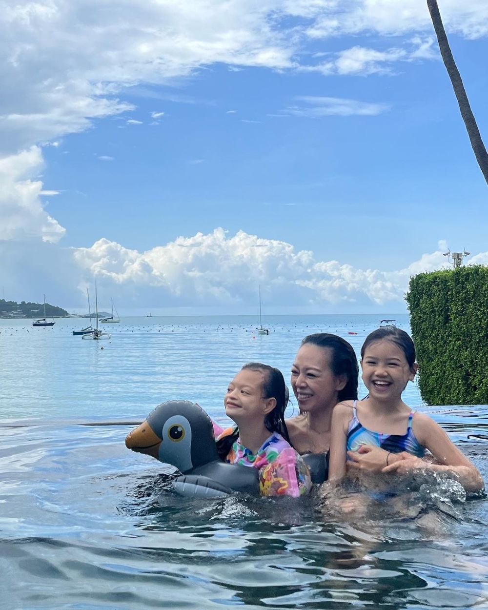 住處亦可滿足小孩的要求，如海邊及24小時使用的游泳池。