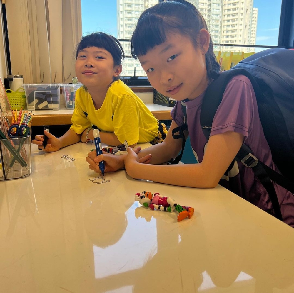 湯盈盈分享兩名女兒開學的照片。