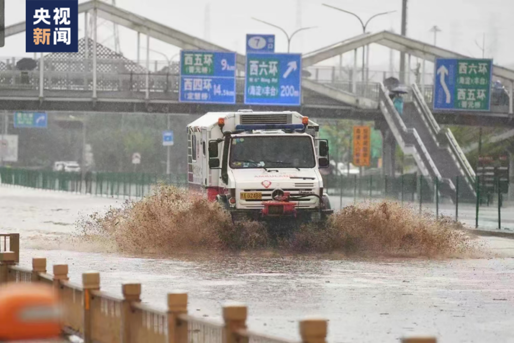 全地形越野救護車在洪水中派上用場。
