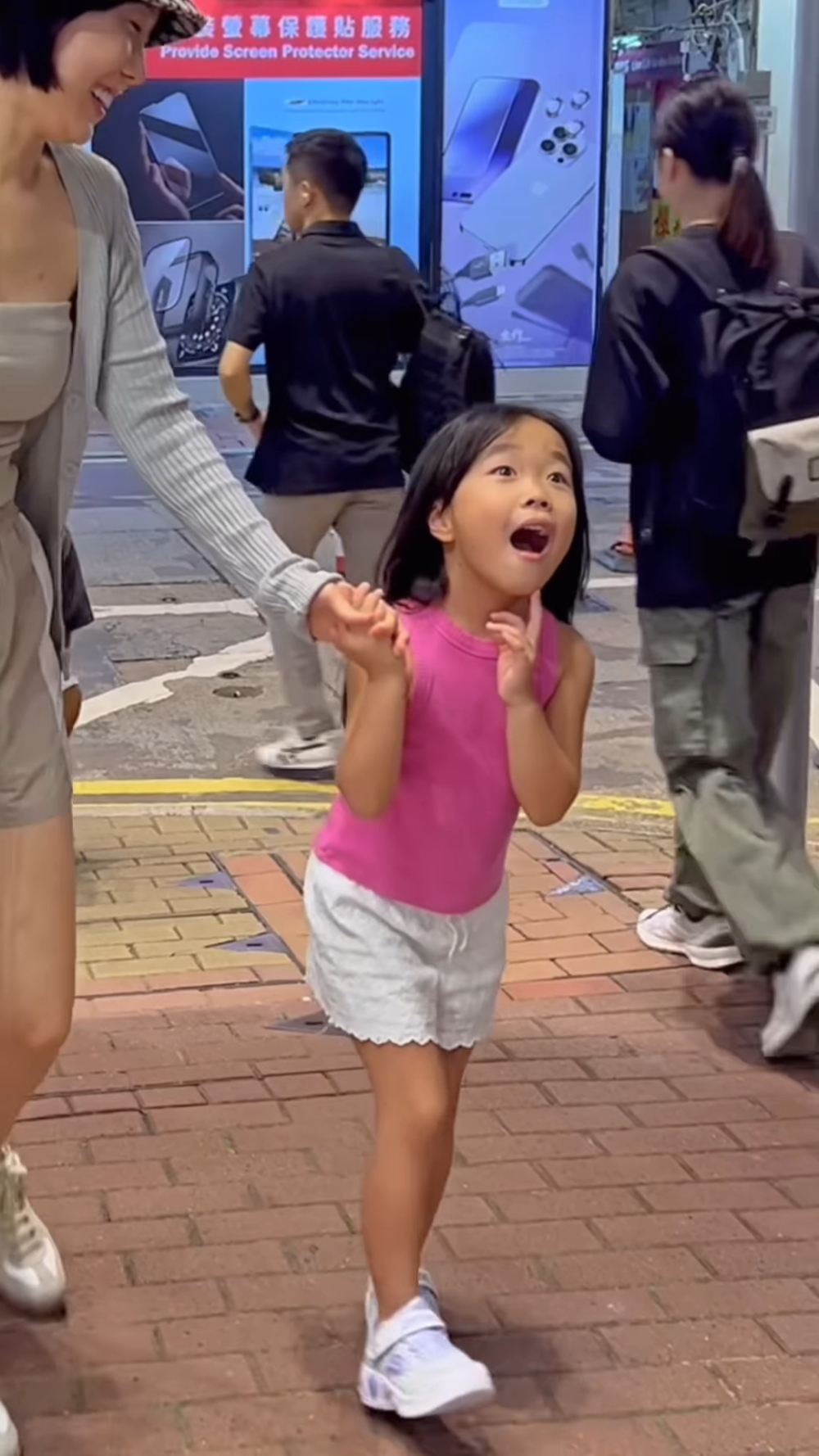 Jane見到自己的相片時,樣子非常驚喜。