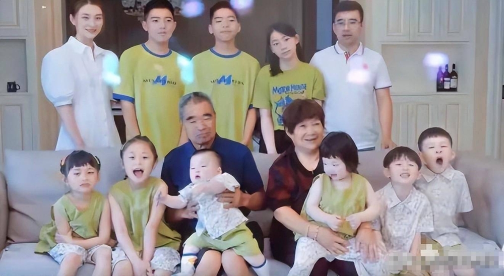 內地一位媽媽於社交平台上分享的一張全家福引起熱議。