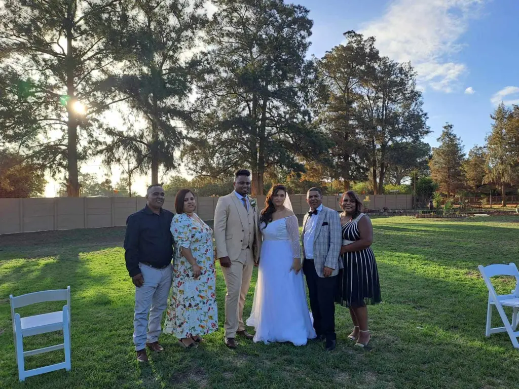 Sheldon的現任丈夫Justin對Sheldon的遭遇感到震驚並深表同情,亦很支持Sheldon與兩位父親建立聯繫。